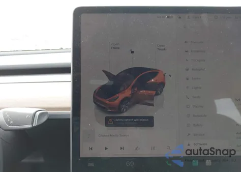 2023 Tesla Model Y Awd/Long Range Dual Motor All-Wheel Drive z USA, uszkodzony, nr VIN 7SAYGDEE7PF631224